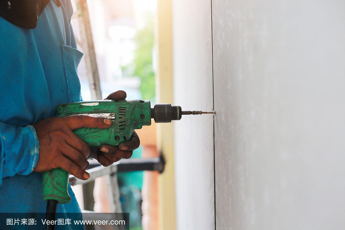 瓷砖墙面打孔后修补视频(瓷砖墙面打孔后修补视频讲解)